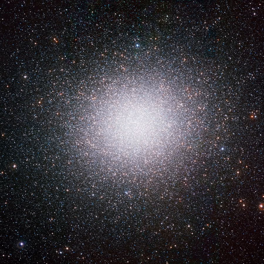 Omega Centauri: una esfera densa de estrellas amarillas y blancas que se apiñan hacia el centro