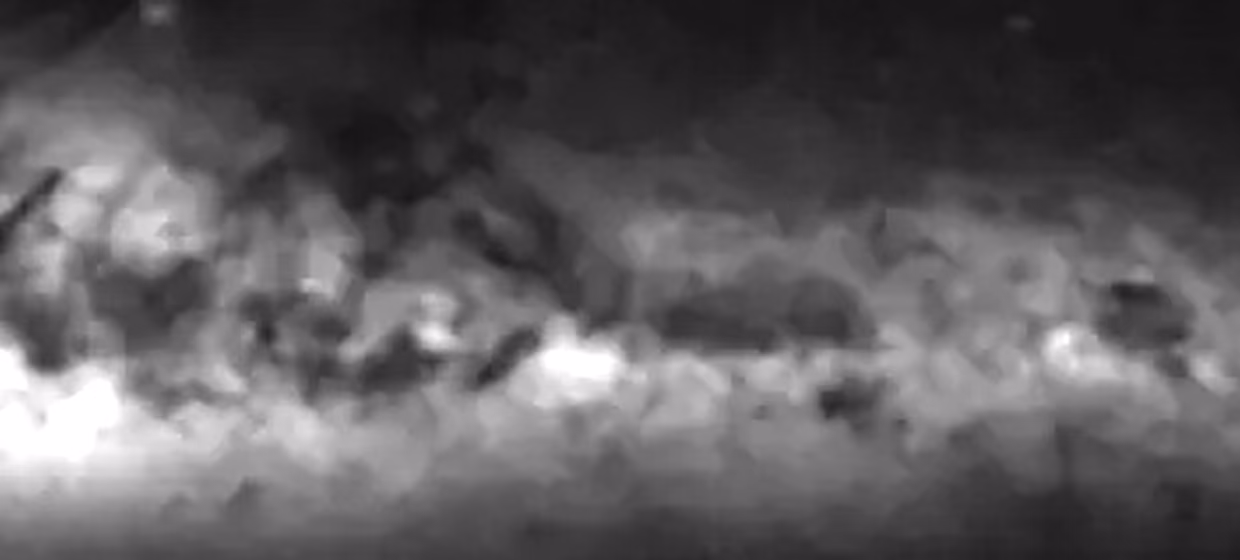 Franja de la Vía Láctea entre la Cruz del Sur y Escorpión con sus nubes oscuras; encima, el contorno de la llama